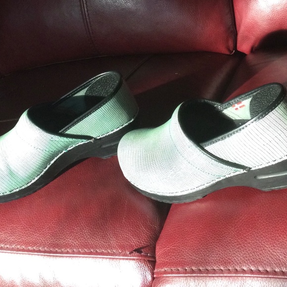 Sanita Clogs in pale green snakeskin - Picture 2 of 4